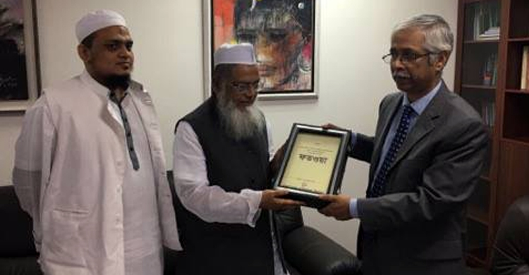 সিঙ্গাপুরে হাইকমিশনারের হাতে শান্তির ফতওয়া