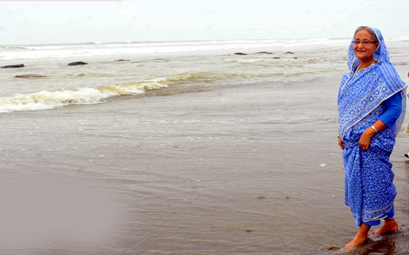সৈকতে খালি পায়ে হাঁটলেন প্রধানমন্ত্রী