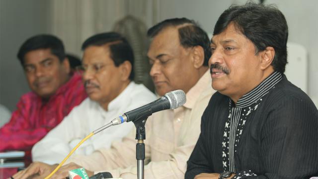 ‘উন্নয়নের মধ্যে কাউয়া ঢুকে গেছে’