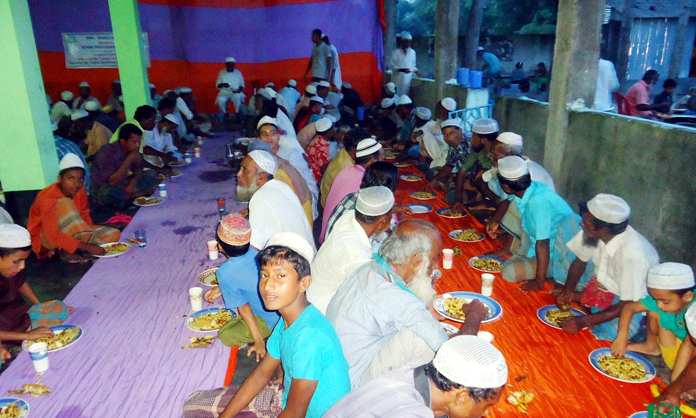 খুলনায় ইসলাহুলের ইফতারে শত শত মানুষ