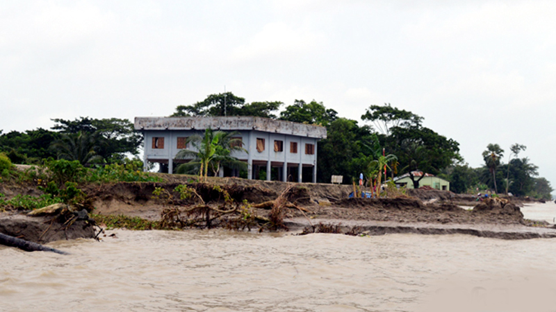 আগুনমুখা নদীর ভাঙনে দিশেহারা মানুষ