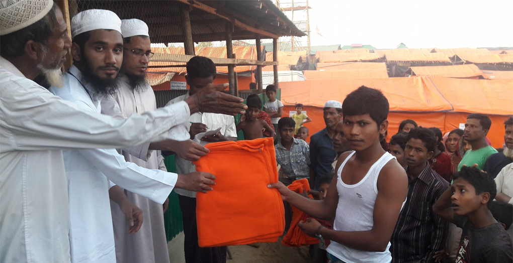 রোহিঙ্গা শিবিরে ডাক্তার আলাউদ্দিন ফাউন্ডেশনের কম্বল বিতরণ