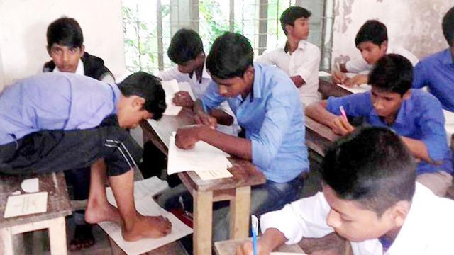 পা দিয়ে লিখে জেএসসি পরীক্ষা