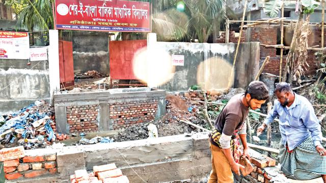 বরিশালে জেল খালে অপরিকল্পিত সেতু