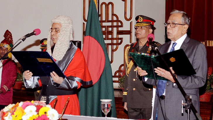 শপথ নিলেন সৈয়দ মাহমুদ হোসেন