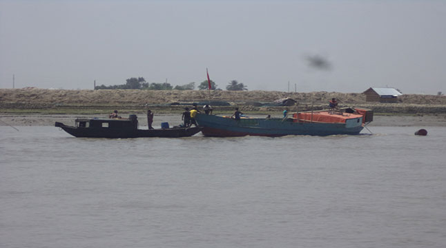 ডুবন্ত বলগেট থেকে সিমেন্ট উত্তোলন শুরু