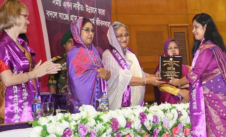 নারীদের আত্মবিশ্বাস ও মর্যাদা নিয়ে নিজের পায়ে দাঁড়াতে হবে : প্রধানমন্ত্রী