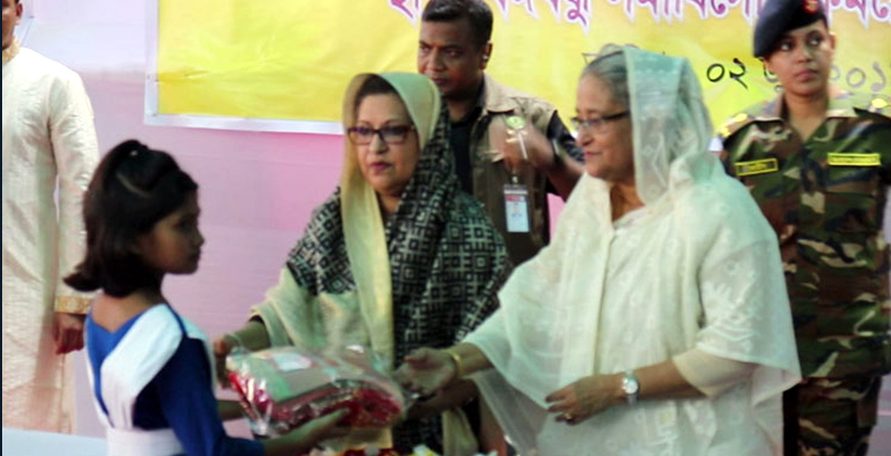 প্রধানমন্ত্রীর ঈদ উপহার পেল ৩০০ দুস্থ