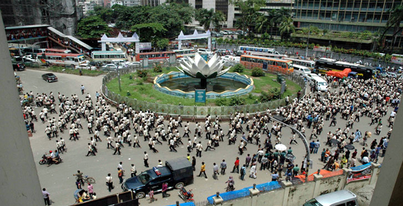 ঢাকার রাস্তায় আজও বাস চলাচল বন্ধ