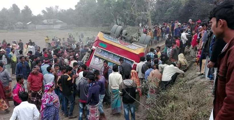 পঞ্চগড়ে ৬৫ শিক্ষার্থীসহ উল্টে গেল বাস, নিহত ১ আহত ৩০