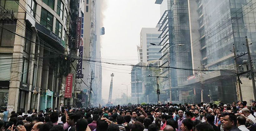 বনানীতে আগুন, নিয়ন্ত্রণে কাজ করছে ১৭ ইউনিট