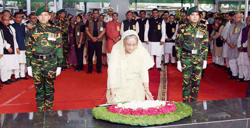 বাবার প্রতিকৃতিতে মেয়ের শ্রদ্ধা
