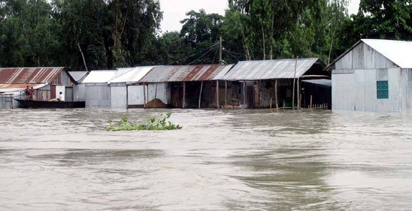 বিপৎসীমার উপর দিয়ে প্রবাহিত হচ্ছে ব্রহ্মপুত্র