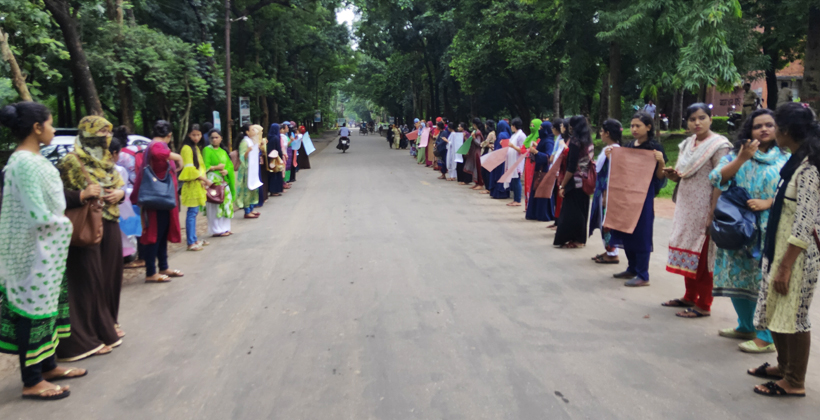 সিটের দাবিতে মানববন্ধনে জাবি ছাত্রীরা