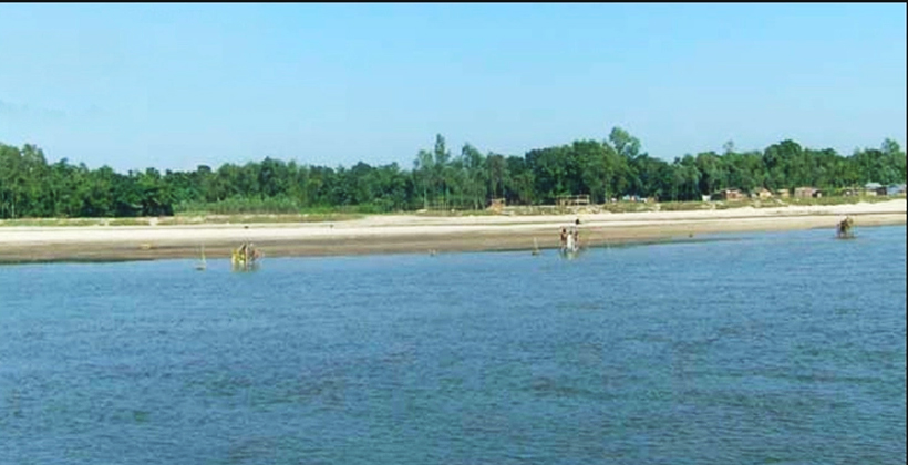 ভারত সীমান্তে ধাওয়া খেয়ে স্ত্রীকে নিয়ে নদীতে কৃষক