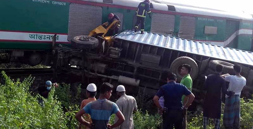 ট্রেন-কাভার্ডভ্যান সংঘর্ষে নিহত ১, উদ্ধারকাজ শেষে রেলযোগাযোগ স্বাভাবিক
