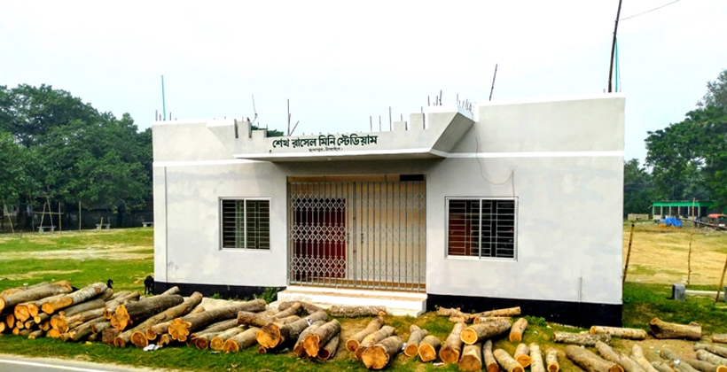 হয়নি হস্তান্তর, ফাটল স্টেডিয়ামের প্যাভিলিয়নে