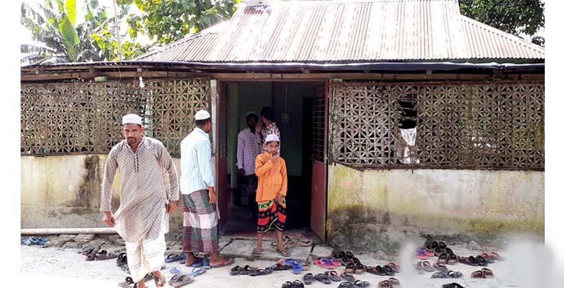 সীমান্তের এক মসজিদে নামাজ পড়ে দুই দেশের মানুষ