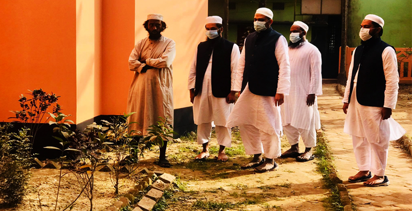 আল্লামা শফীর কবর জিয়ারত করলেন মাওলানা সদরুদ্দীন মাকনুন