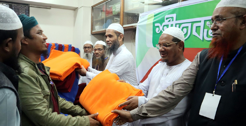 নতুনভাবে আমির হয়েই প্রতিবন্ধীদের শীতবস্ত্র দিলেন চরমোনাই পীর