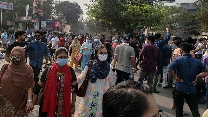 পরীক্ষার দাবিতে ৭ কলেজের শিক্ষার্থীদের সড়ক অবরোধ