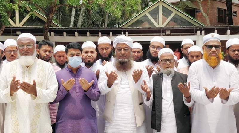 বঙ্গবন্ধুর সমাধিতে বায়তুল মোকাররমের নবনিযুক্ত খতিবের শ্রদ্ধা