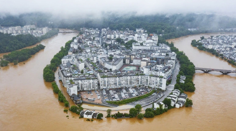 বন্যা: লাখ লাখ মানুষ সরিয়ে নিয়েছে চীন