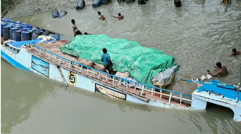 বাগেরহাটে কোটি টাকার পণ্য নিয়ে ট্রলারডুবি