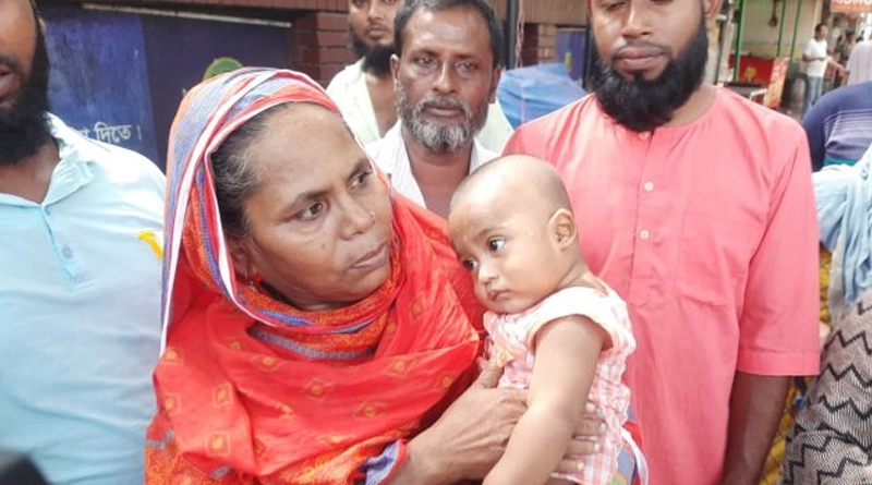 মা–বাবাহারা শিশুটি বেঁচে আছে, হাসপাতালে নিয়েছিলেন দুই হিজড়া