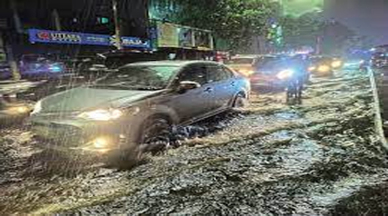 ভোগান্তি ও দুর্ভোগের এক রাত পার করল ঢাকাবাসী