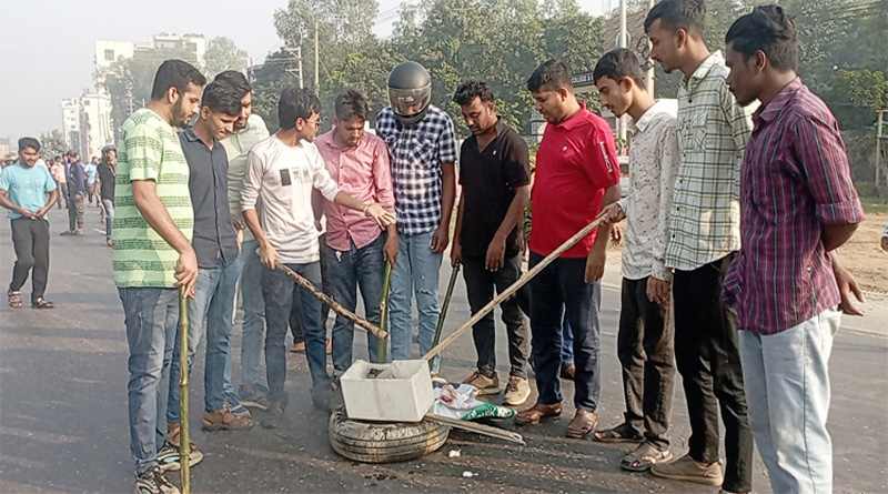 টায়ার জ্বালিয়ে বগুড়ায় ঢাকা-রংপুর মহাসড়ক অবরোধ