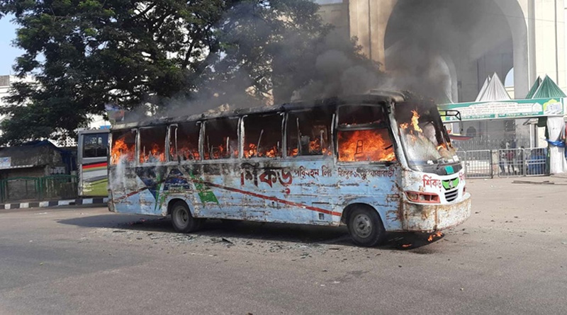রাজধানীর শিকড় পরিবহণের চলন্ত বাসে আগুন