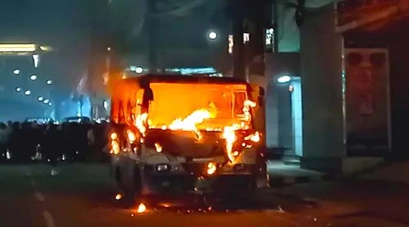 চট্টগ্রামে দাঁড়িয়ে থাকা বাসে আগুন দিল দুর্বৃত্তরা