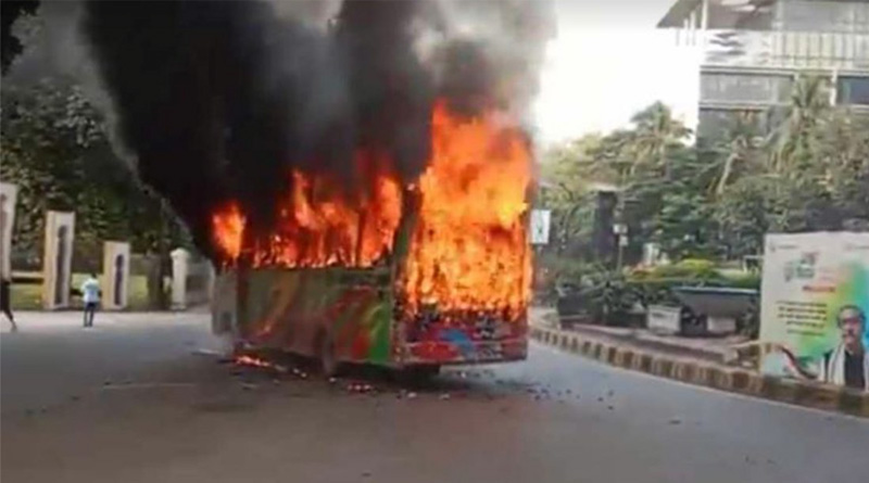 হাইকোর্টের সামনে বাসে আগুন