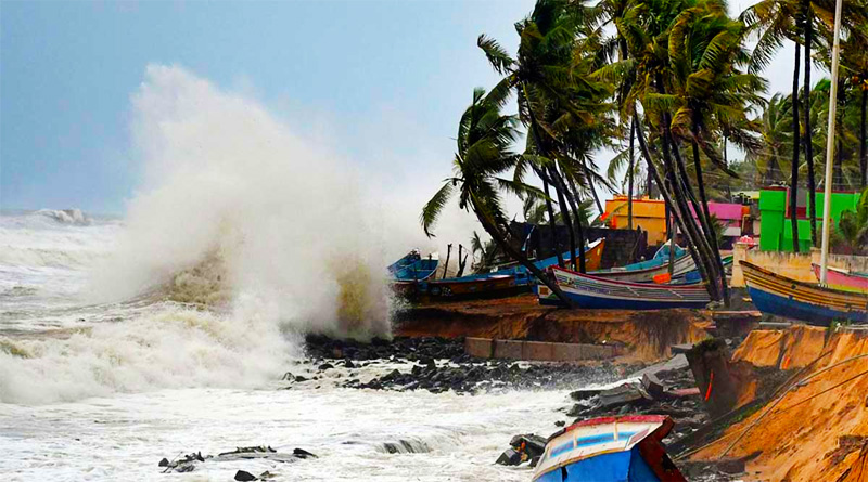 কক্সবাজার উপকূলে জলোচ্ছ্বাস আতঙ্ক