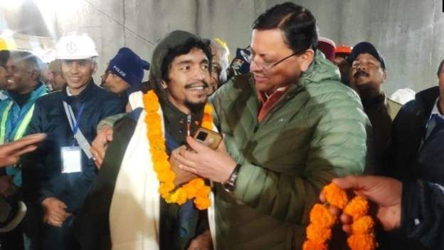 ভারতে পাহাড়ের সুড়ঙ্গ থেকে ১৭দিন পর জীবিত উদ্ধার ৪১জন শ্রমিক