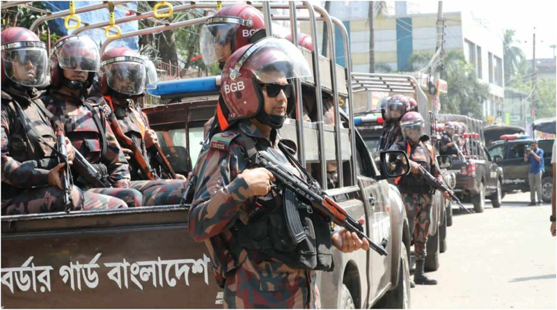 সাইনবোর্ডে পুলিশ-বিজিবি-র্যাবের জোরদার টহল