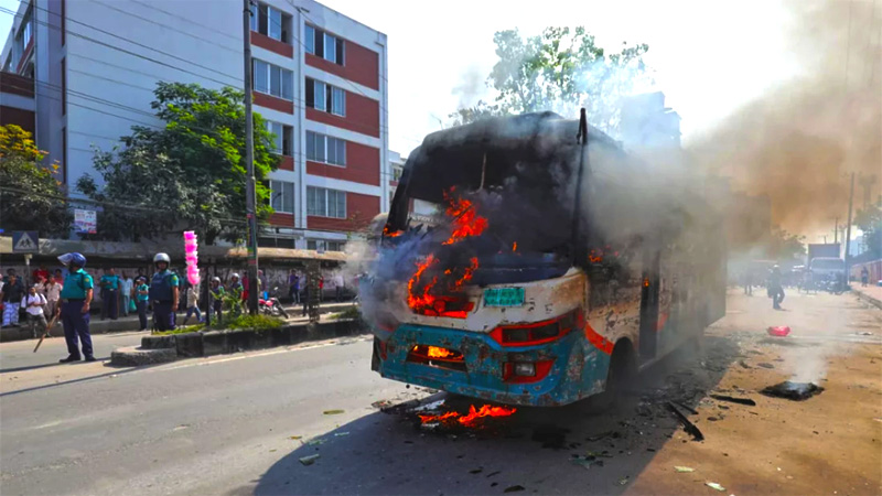 মুগদায় যাত্রীবাহী বাসে আগুন