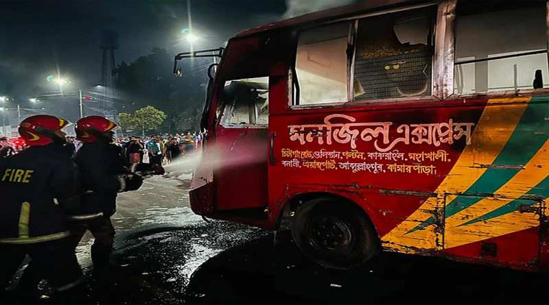 রাতের ঢাকায় আড়াই ঘণ্টার ব্যবধানে আগুন চার বাসে