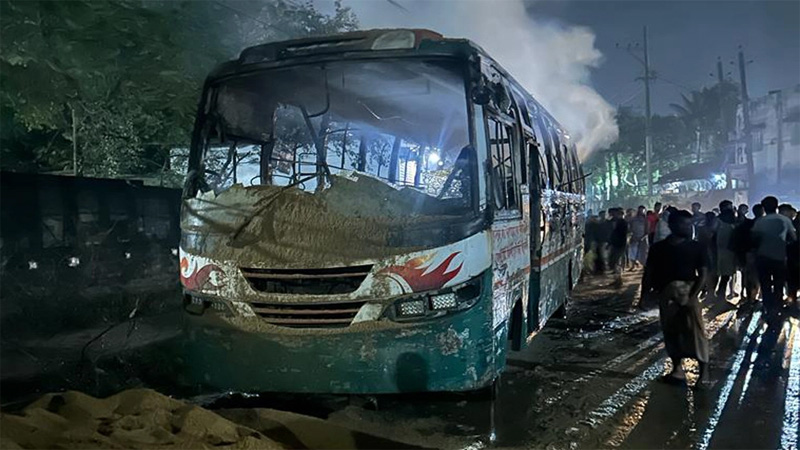 গাজীপুরে যাত্রাবাহী বাসে আগুন, গ্রেপ্তার দুই