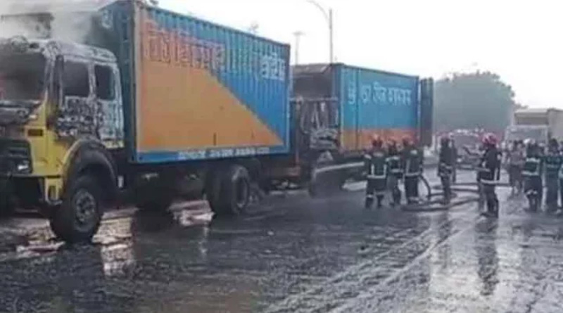 ২ কাভার্ডভ্যানে আগুন গাজীপুরে