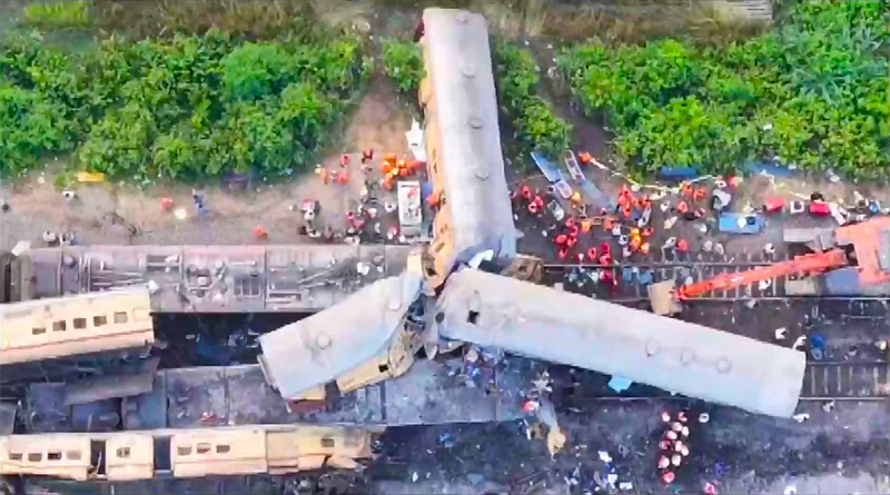 ট্রেনে ট্রাকের ধাক্কায় বিচ্ছিন্ন যাত্রীর হাতের কবজি