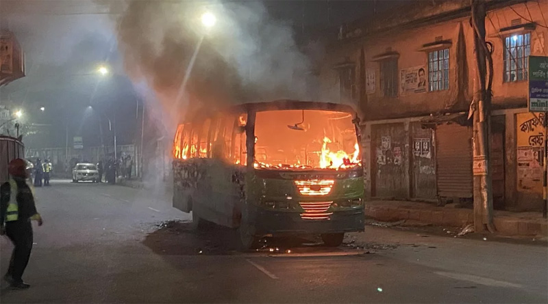 রাজধানীর পৃথক দুই স্থানে বাসে আগুন, আটক ২