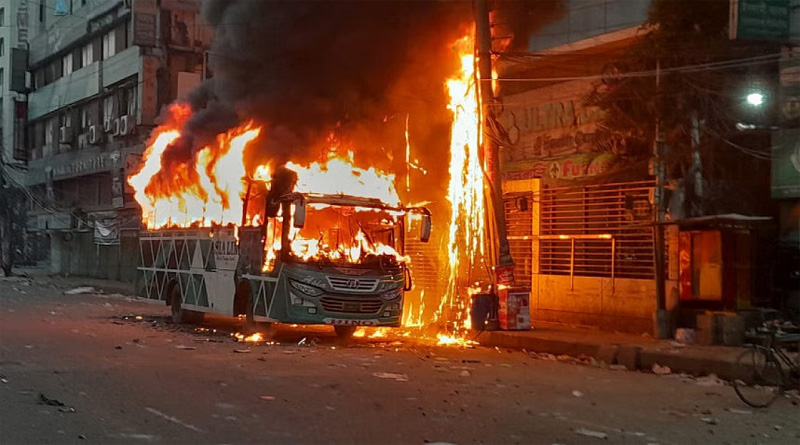 চট্টগ্রামে আধা ঘণ্টার ব্যবধানে দুই বাসে আগুন, দগ্ধ চালক