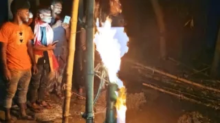 লাকসামে টিউবওয়েল থেকে বের হচ্ছে গ্যাস