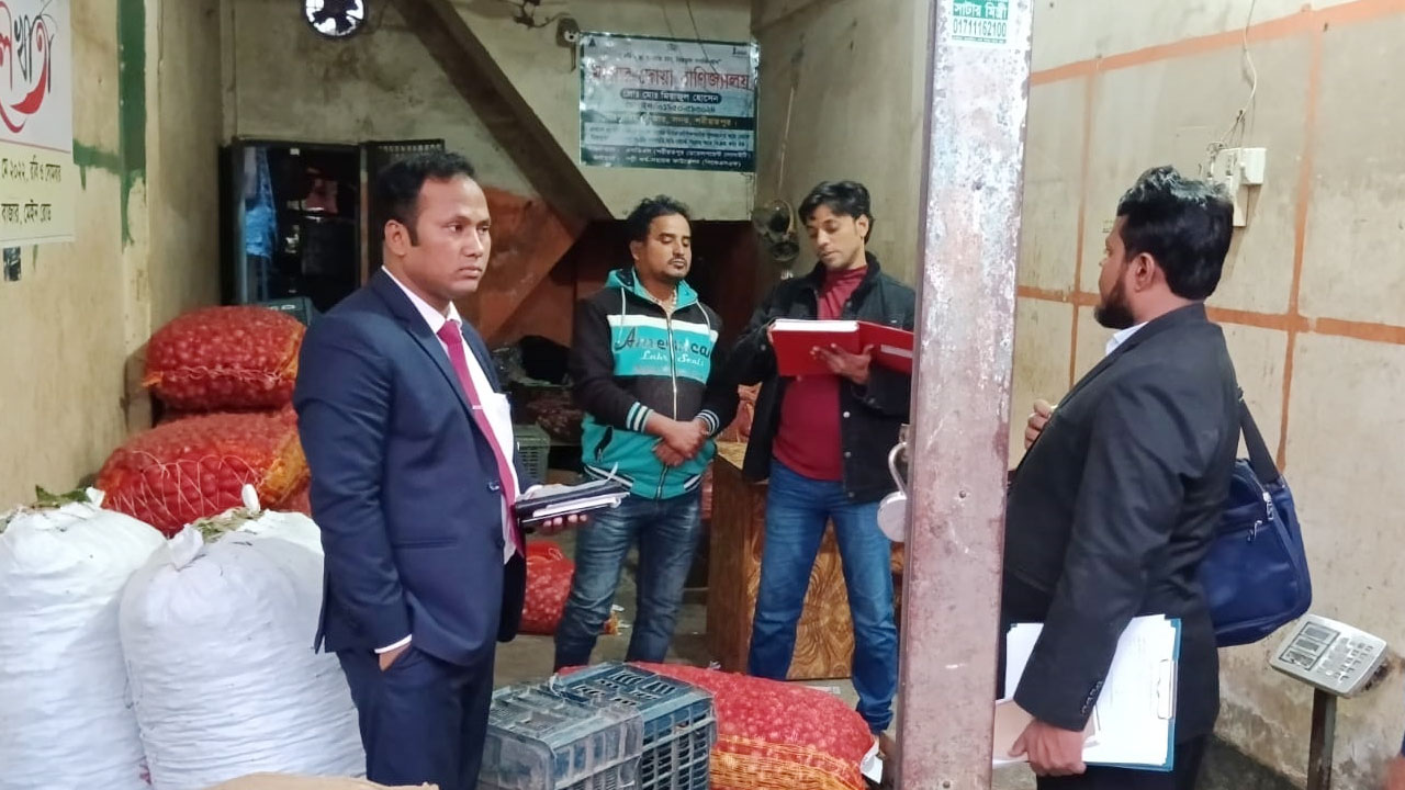 বাজারে ম্যাজিস্ট্রেট আসতেই কমে গেল পেঁয়াজের দাম