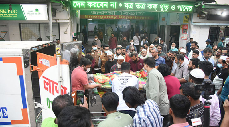 ট্রাকভর্তি লাশে ঢামেকে যেন মৃত্যুর মিছিল
