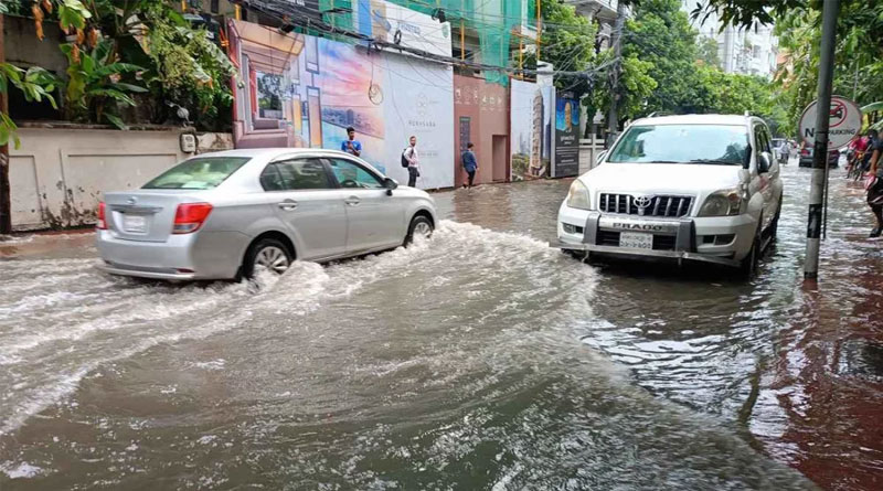 ভারী বর্ষণে রাজধানীতে জলাবদ্ধতা, ভোগান্তিতে নগরবাসী