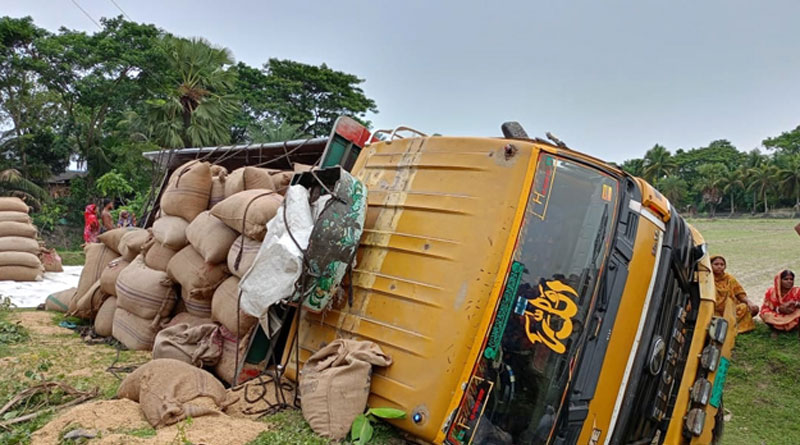 সাতক্ষীরায় ট্রাক উল্টে ২ শ্রমিক নিহত