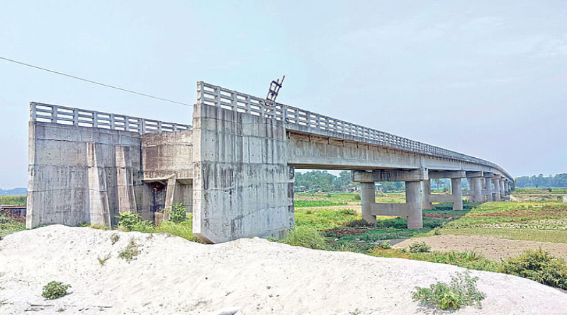 সাড়ে ৩৪ কোটি টাকার সেতু অযথায় পড়ে আছে